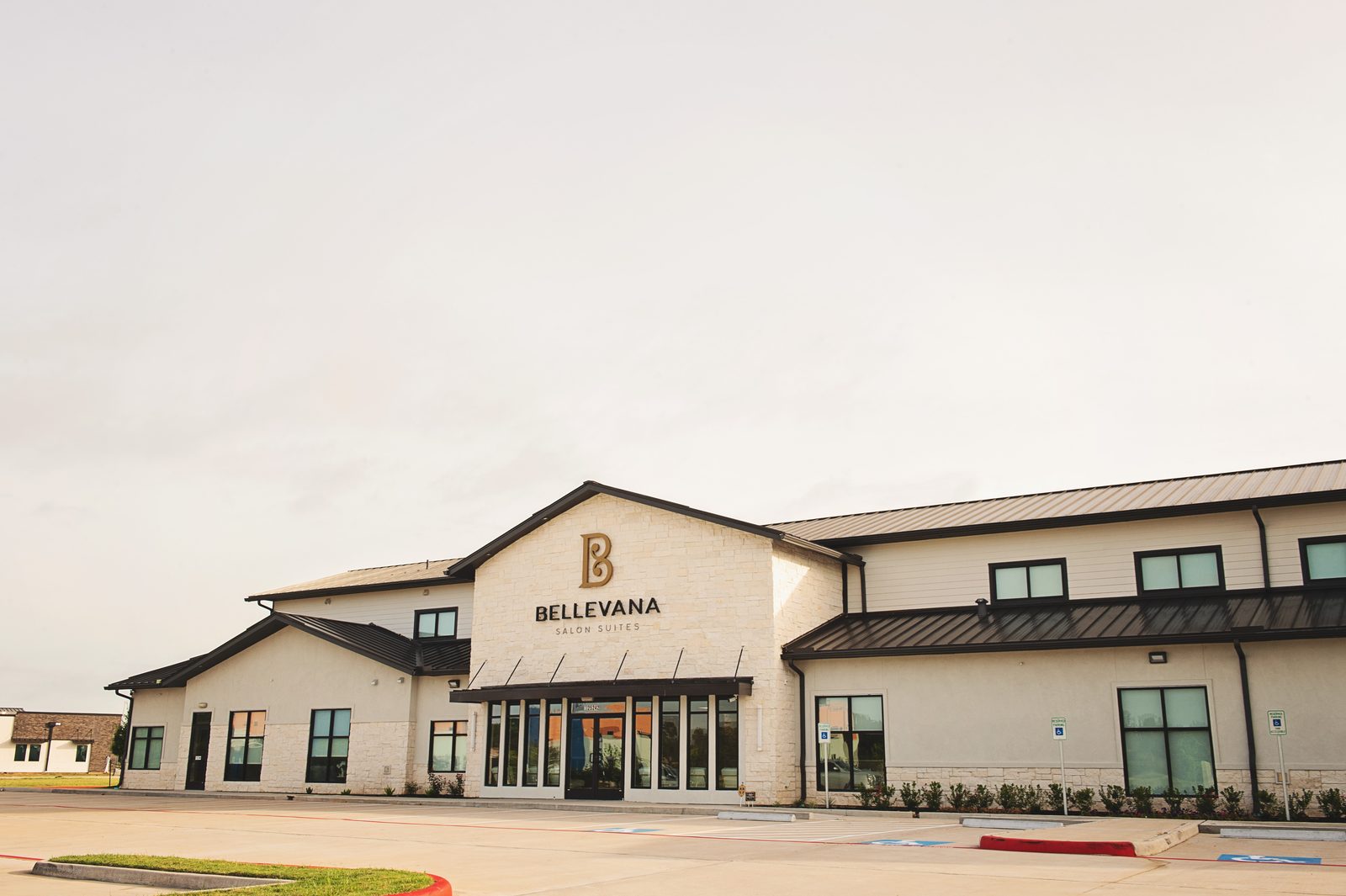 Wide angled view of Bellevana Salon Suites building and parking on Kingsland Blvd in Katy
